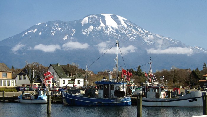 Boote im Hafen vor schneebedecktem Berg