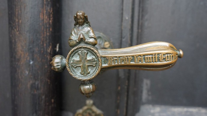 Knauf eines Kirchenportals, Inschrift: Friede sei mit Euch!