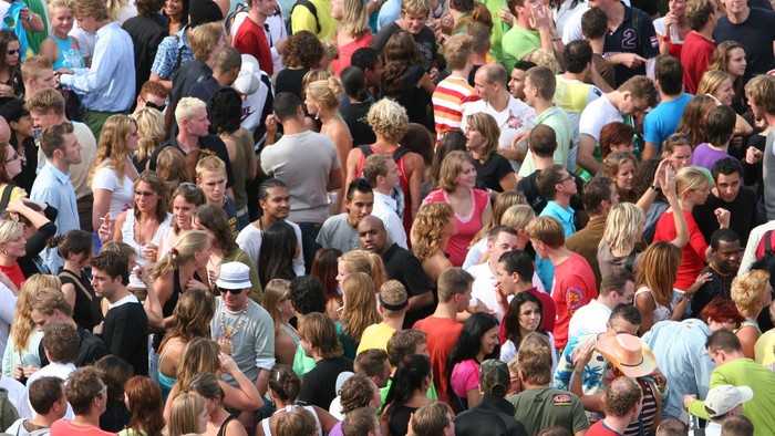 En stor folkemængde på en fest eller koncert.
