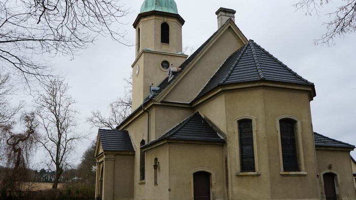 Blick auf die Kirche in Rosengarten.