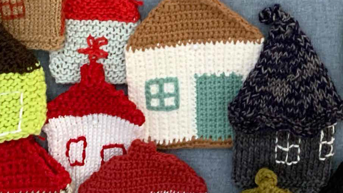 Billedet viser en samling af krokemålsede huse i forskellige farver og former.