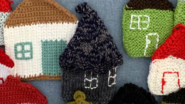 Billedet viser en samling af krokemålsede huse i forskellige farver og former.