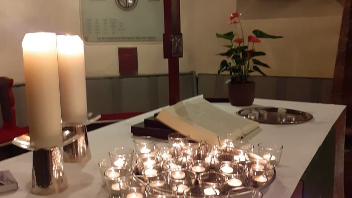Teelichter auf dem Altar