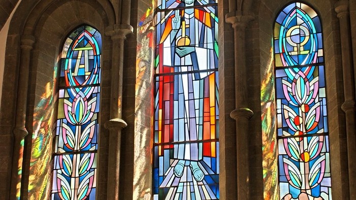 Buntes Kirchenfenster mit religiösen Motiven