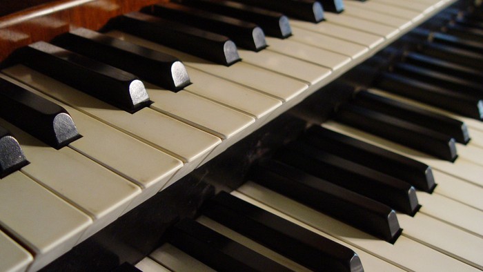 Man sieht die Tasten der Orgel in der Johanneskirche Laggenbeck