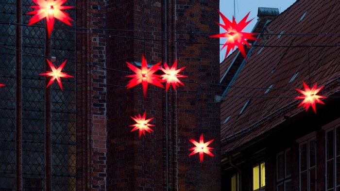 Rote Sterne an Backsteingebäuden