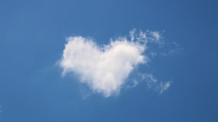 Ein einzelne Wolke vor blauem Himmel