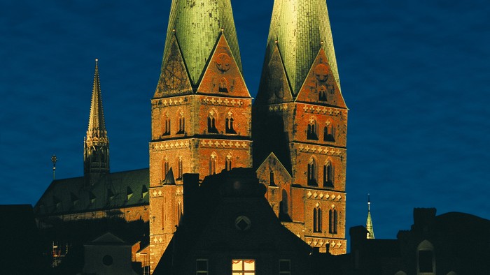 Zwei hohe Türme einer Kirche bei Nacht, Mond am Himmel