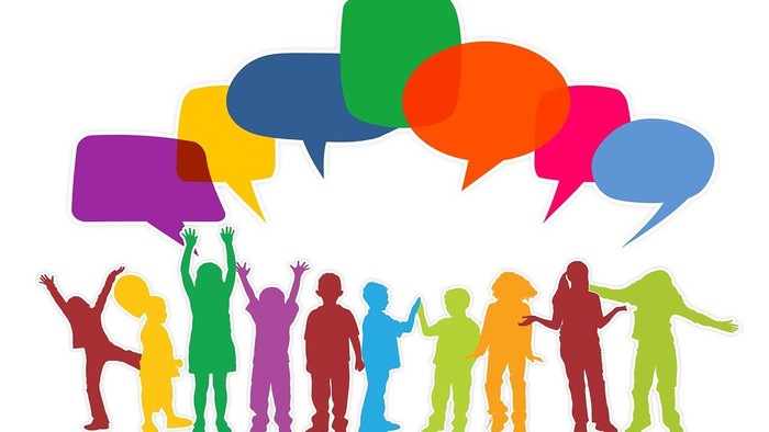 Bunte Gruppe von Menschen mit Sprechblasen