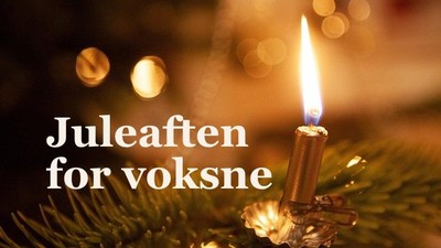 Et tændt stearinlys på et juletræ med slørede lys i baggrunden, med teksten *"Juleaften for voksne"*.