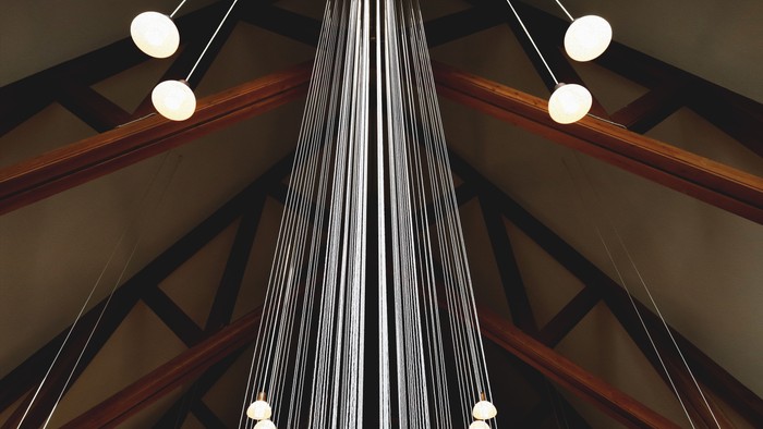 Høje takspærre med hængende lys.