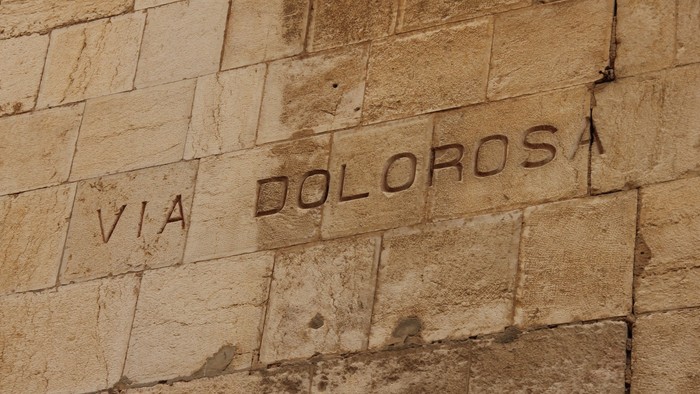 En mur med indgraveret teksten