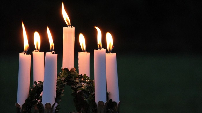 Syv lysende lygter på mørkt baggrund