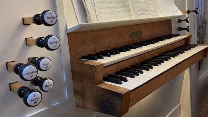 En orgel med noter og knapper.