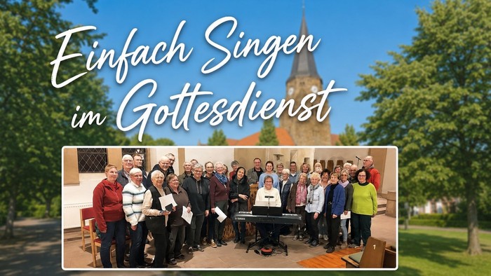 Eine Gruppe singt schlicht während eines Gottesdienstes im Freien mit einem Pianisten und einem Kirchturm im Hintergrund.