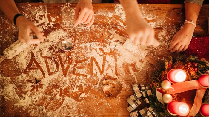 Jugendliche backen Plätzchen