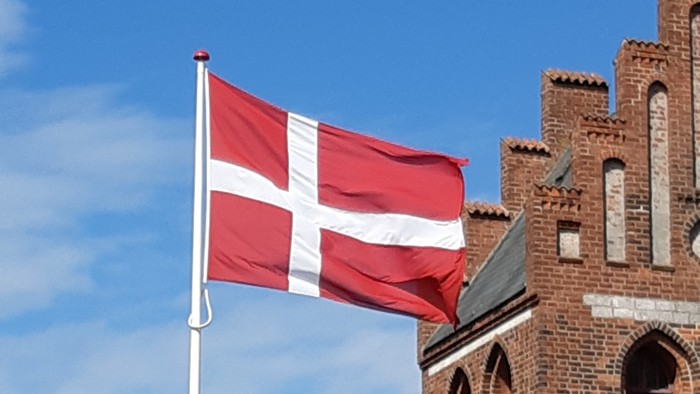 Dansk flag ved kirke.