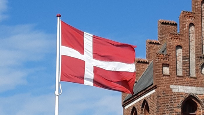 Dansk flag ved kirke.