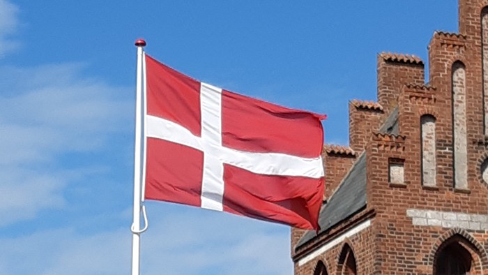 Dansk flag ved kirke.