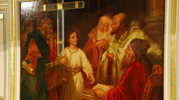Das Bild zeigt das Altargemälde in der St.-Georgs-Kirche mit dem 12-jährigen Jesus im Tempel.