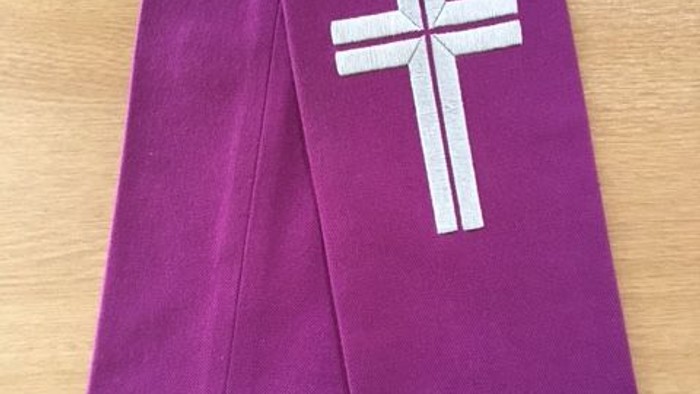 Lila Stoffband mit weißem Kreuz