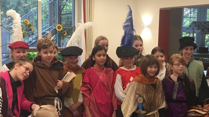 Kinder in fantasievollen Kostümen posieren für Gruppenfoto