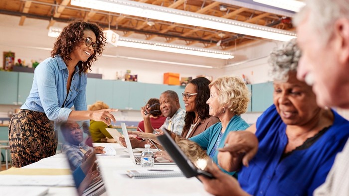 Eine Gruppe von Frauen nimmt an einem Computerkurs teil.