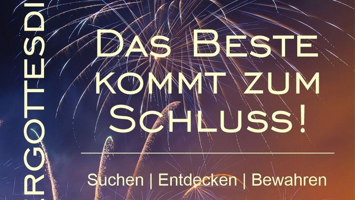 Plakatwerbung für eine festliche Kirchenveranstaltung mit Feuerwerk und dem Spruch *„Das Beste kommt zum Schluss.“*