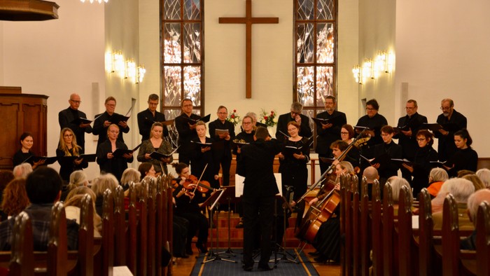 En kirke med kor og orkester, der optræder for en tilstedeværende publikum