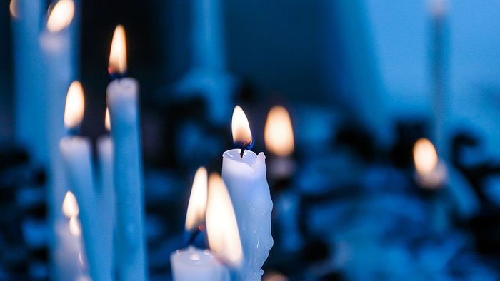 hvide stearinlys blå farver
