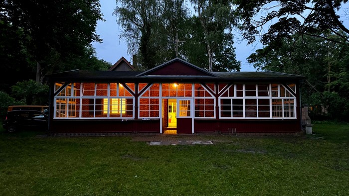 Hauptgebäude von Lichtenrade in der Dämmerung