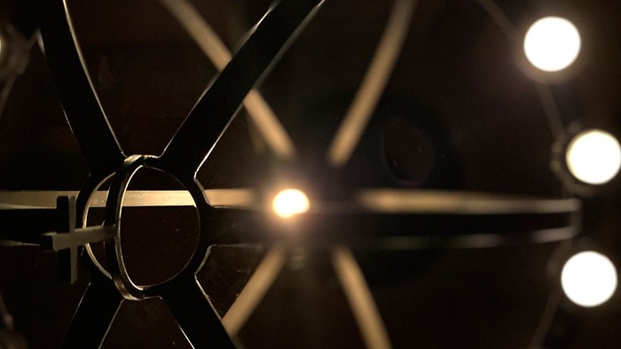 En køler i et bil, belyst af lygter.