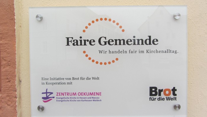 Das Schild an der Wand informiert über faire Gemeinde.