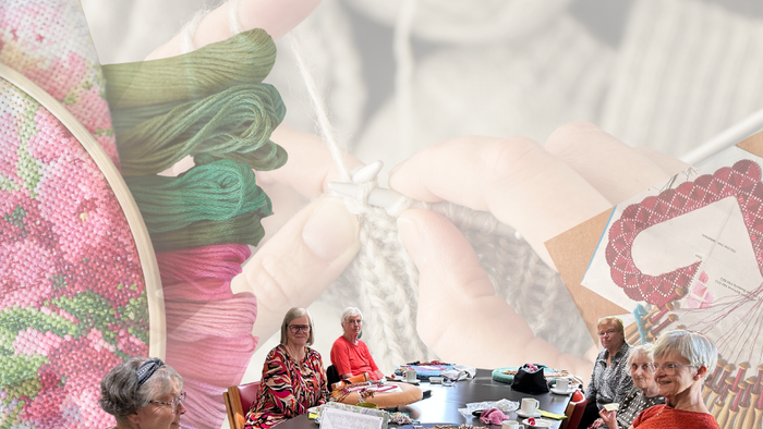En gruppe pensionister sidder sammen og laver håndarbejde.