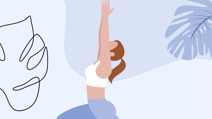 En kvinde udfører yoga i en rolig indendørs miljø med abstrakte og palmeblade.