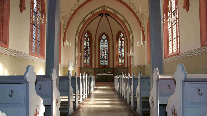 Innenraum der Steinheimer Kirche mit Blick auf den Altar