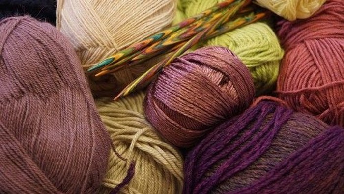 En samling af strå og knipling i forskellige farver og materialer.