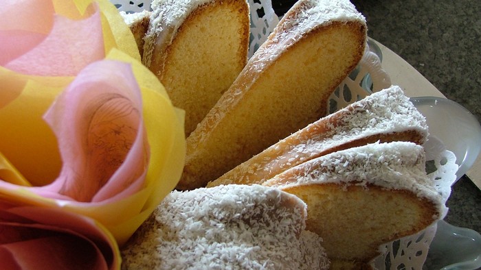 Ein Korb mit verschiedenen süßen Gebäcken, bestäubt mit Puderzucker