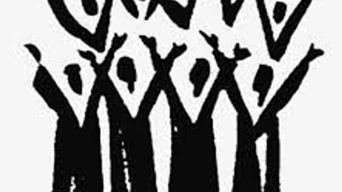 En gruppe af mennesker hyber med hænderne op i luften.