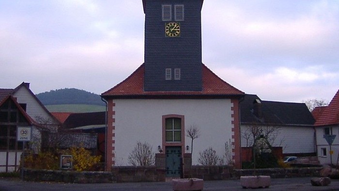Kleine Kirche mit Uhrturm und grüner Tür