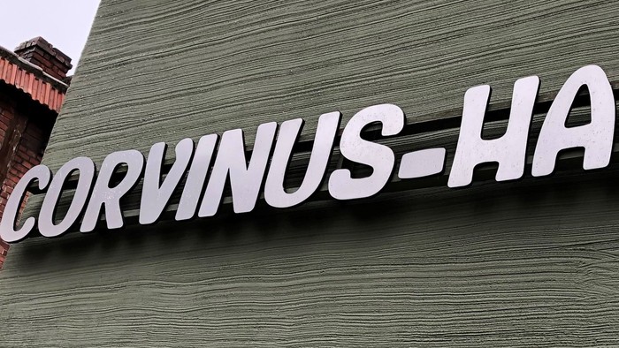 Auf dem Gebäude steht das Schild „CORVINUS-HAUS“.