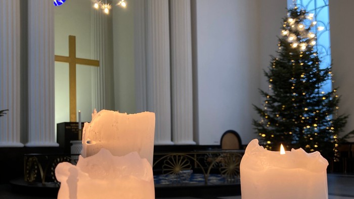 Store lysstaker på alteret i kirken