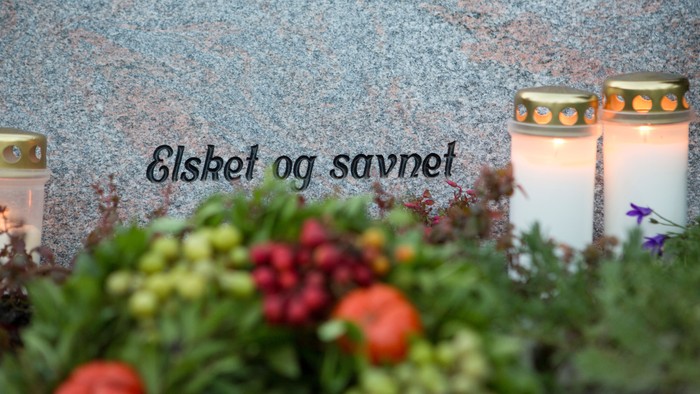 To dage og savnet - Lys og blomster