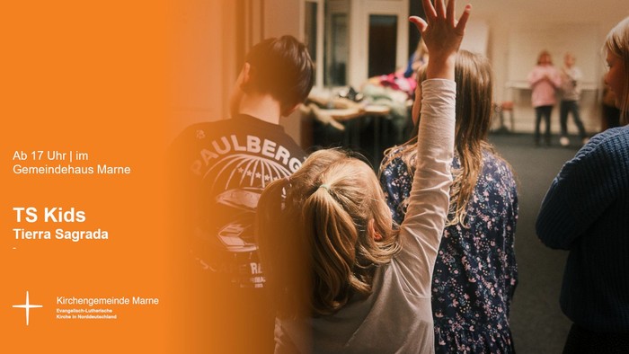 Kinder singen in einem Raum, ein Mädchen hebt die Hand