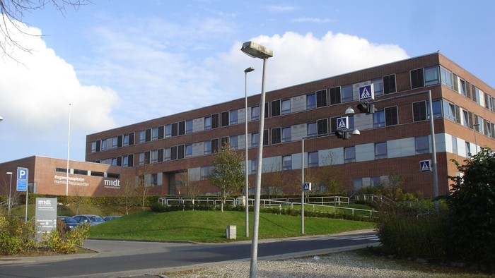 Stor kontorbygning ved vejskrydsel