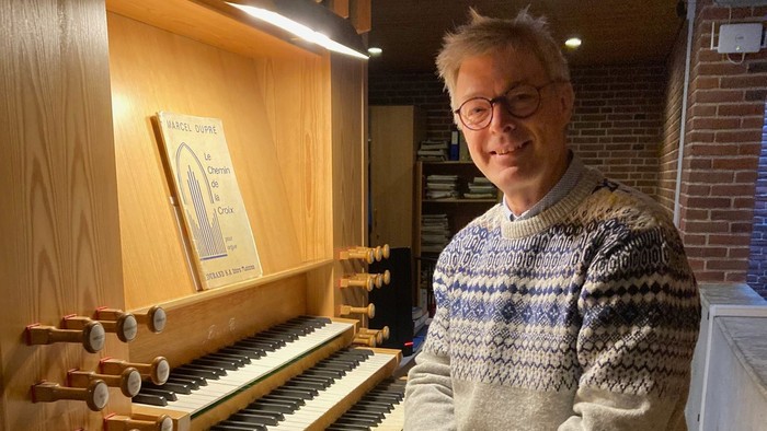 Mand spiller orgel i kirke