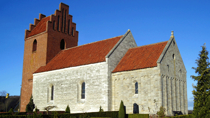 Gammel kirke med tegltag og tårn
