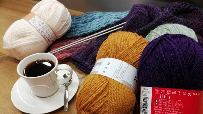 En skive med kaffe og skærer, sammen med skeene og strå for stråning.