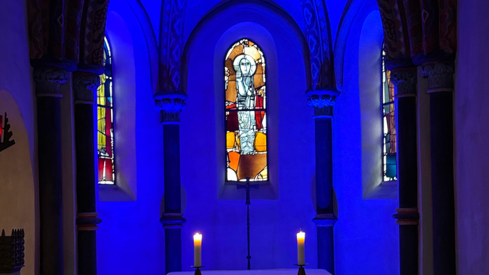 Das Bild zeigt den Innenraum der Kirche Alt Sankt Martin in blaues Licht getaucht.