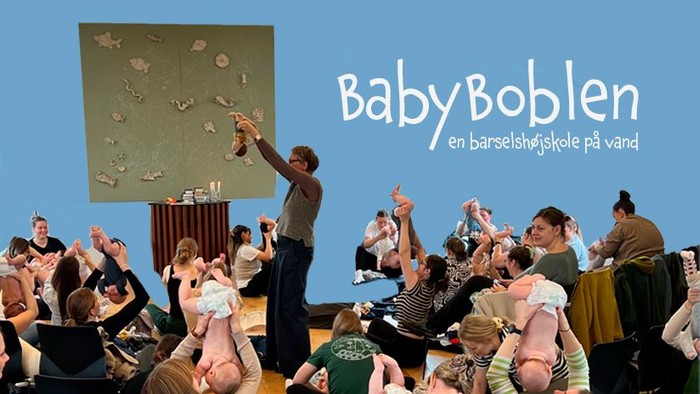 En mand underviser en gruppe voksne og babyer i kunst.